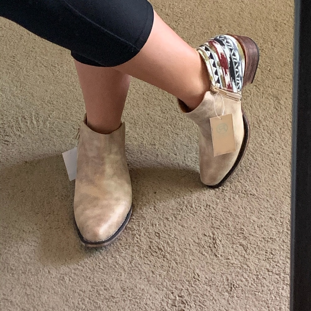 • [NIB] Roper Embroidered Booties • - Picture 13 of 14